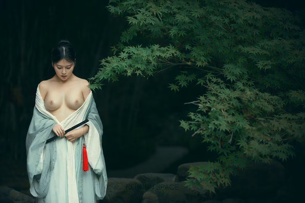 褪去飞天长裙后显露丰满美臀翘臀线条